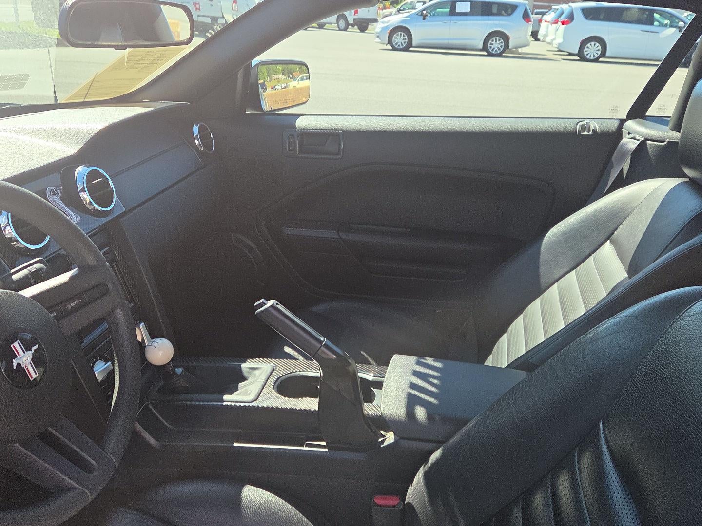 2005 Ford MUSTANG Base