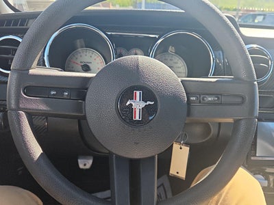 2005 Ford MUSTANG Base