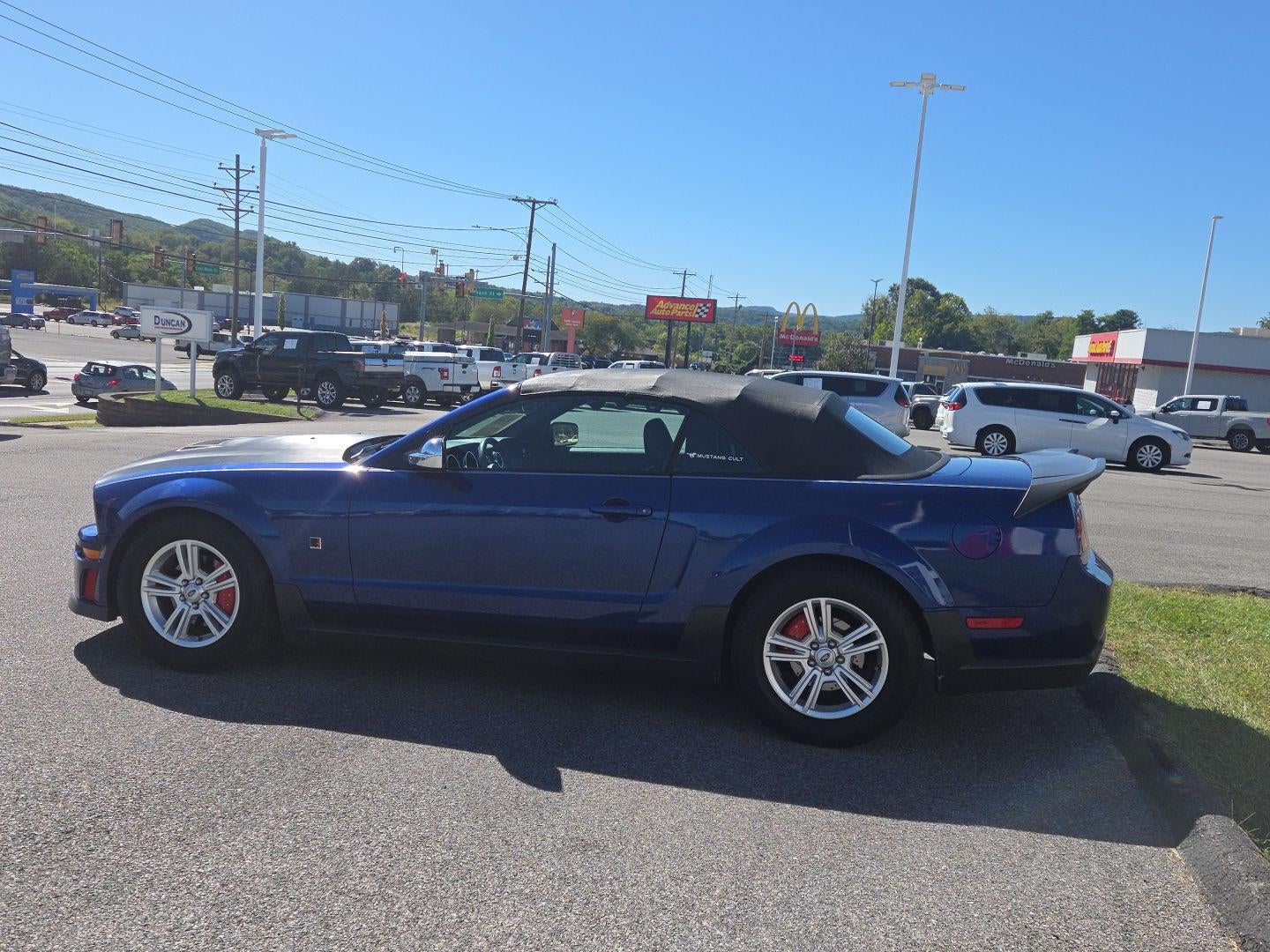 2005 Ford MUSTANG Base