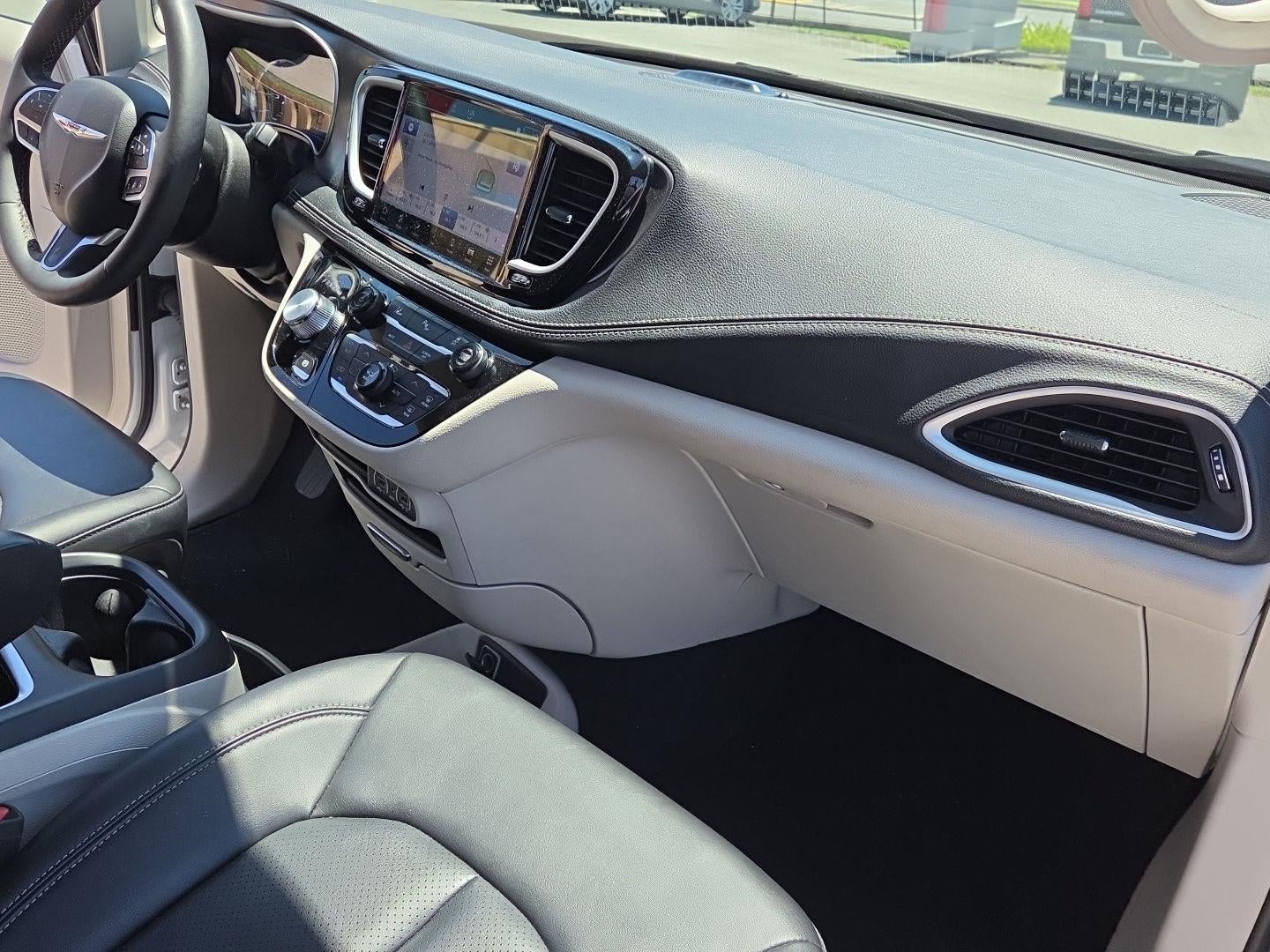 2024 Chrysler Pacifica Hybrid Select