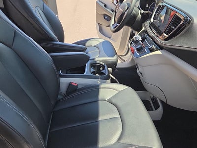 2024 Chrysler Pacifica Hybrid Select